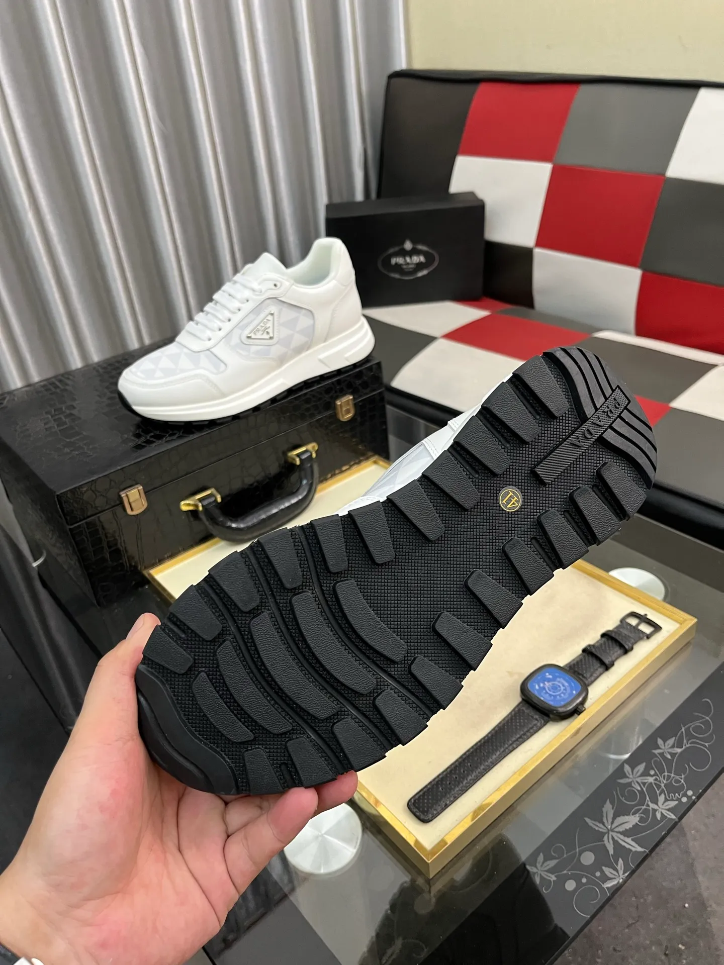 Men's men's shoes 💰420⌚️⌚️ Prada/Prada Men's new casual shoes, this sports shoe is made of imported calfskin upper with breathable mesh and breathable mesh lining. The foot pads are made of sheepskin, and the outsole is made of non-slip sports exclusive rubber outsole with logo. It feels good on the feet and is a fashionable item! Size: 38-442️⃣Colors available